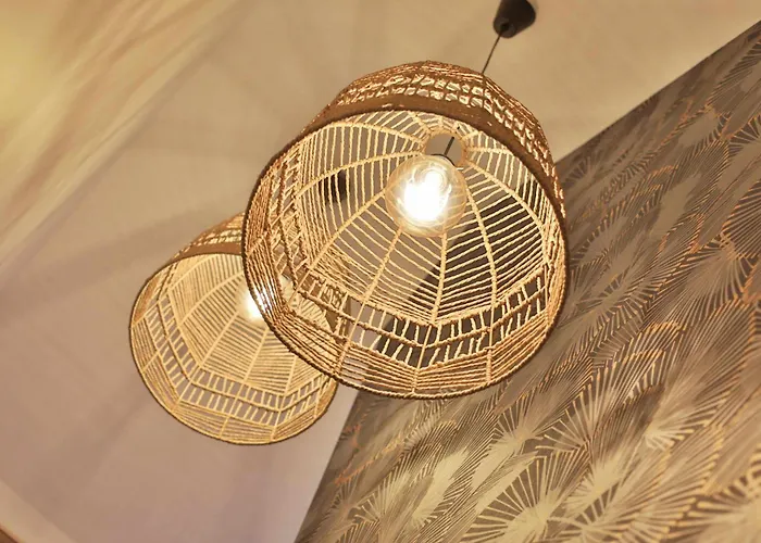 Luxueuse Au Pied De La *